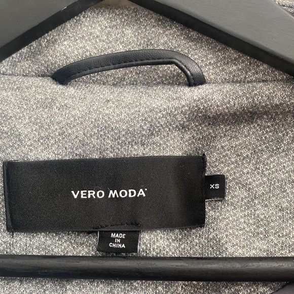XS | Vero Moda light grey hooded coat. - Picture 7 of 9